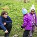 Barnehagelærer og to barn på tur i skogen